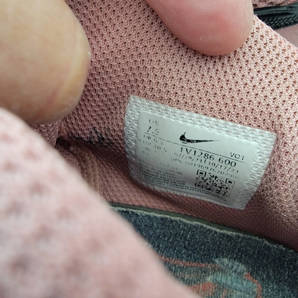 Pink Nikes - Picture 5 of 11